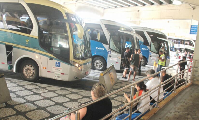 Nenhuma criança ou adolescente menor de 16 anos pode deixar a comarca onde reside sem autorização do juiz; medida vale para viagens de ônibus, avião, barco e para hospedagem em hotéis