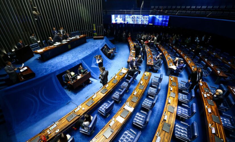 Senadores decidiram contrariamente à decisão do presidente por 45 a 14 votos