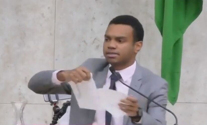 Fernando Holiday rasga ficha de filia&ccedil;&atilde;o do DEM, ao anunciar sa&iacute;da do partido