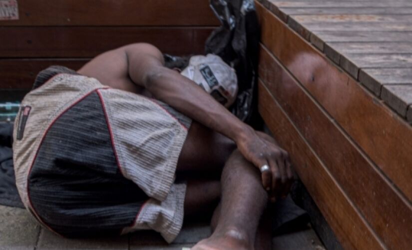 Proposta do Auxílio Reencontro prevê pagamento aos moradores da capital de SP que abrigarem moradores de rua.