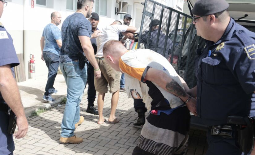 Fugitivo é levado de volta à penitenciária de Porto Feliz; motim foi motivado por suspensão de saidinha de Páscoa