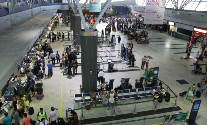 RECIFE,PE,18.03.2020:AEROPORTO-GILBERTO-FREYRE-MOVIMENTAÇÃO - Patio vazio no Aeroporto Internacional Gilberto Freyre em Recife (PE), nesta quarta-feira (18). O percentual de viagens canceladas com partida do Recife, para os próximos seis meses, chegou a 5