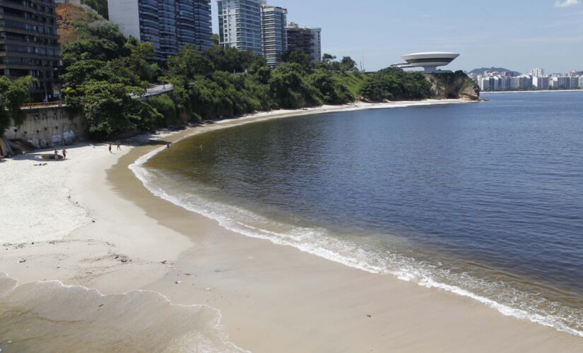 Em Niterói, a Praia de Icaraí, estava deserta nesta quinta-feira após prefeitura bloquear o acesso