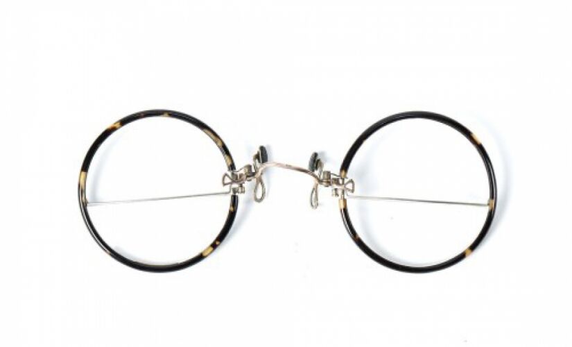 Entre os objetos, há um par de óculos utilizado pelo poeta
