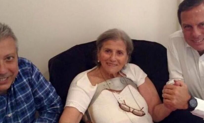 Lila Covas (ao centro) com o filho, Mario Covas Neto (à esquerda) e o governador de São Paulo, João Doria.