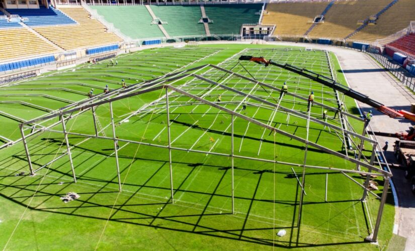 Prefeitura de São Paulo inicia montagem do hospital no Estádio do Pacaembu