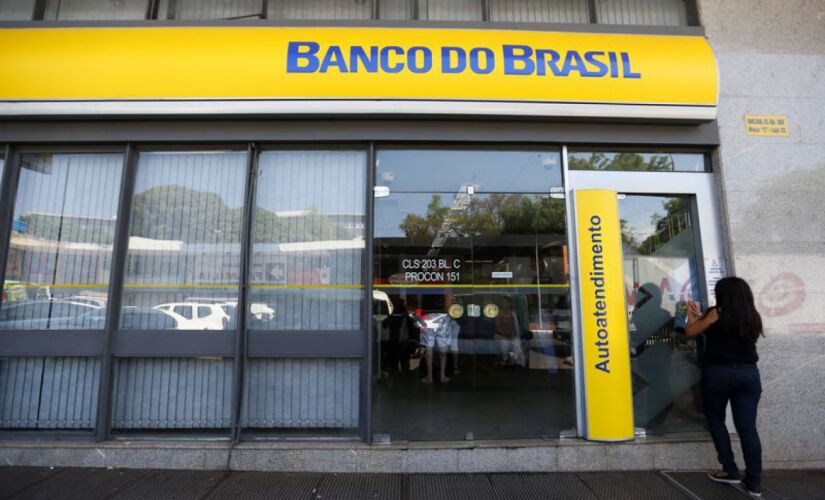 Os caixas de atendimento das agências do Banco do Brasil 
vão deixar de receber o pagamento de contas de água da Sabesp