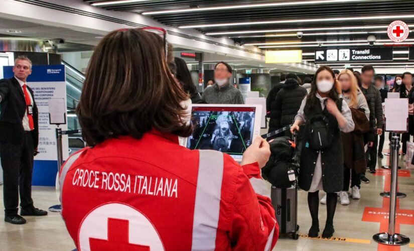 Cruz Vermelha Italiana trabalha nos aeroportos para monitorar passageiros com sintomas