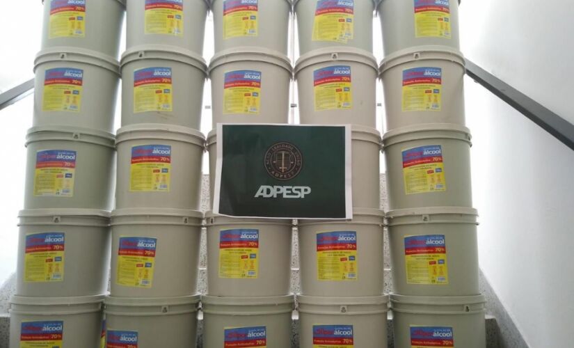 Iniciativa teve adesão dos empresários que doaram 180kg de álcool em gel e duas mil máscaras