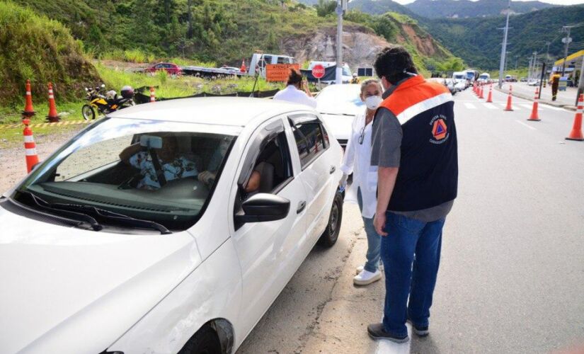 Caraguatatuba inseriu uma barreira sanit&aacute;ria na Rodovia dos Tamoios, logo na entrada da cidade, mas n&atilde;o durou muito