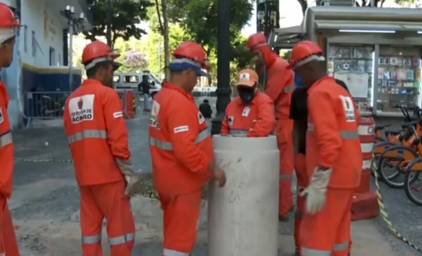 Funcionários da prefeitura instalam pia para uso de moradores de rua do centro de SP
