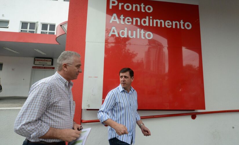 Prefeito Orlando Morando (dir.) em visita a hospital de São Bernardo do Campo
