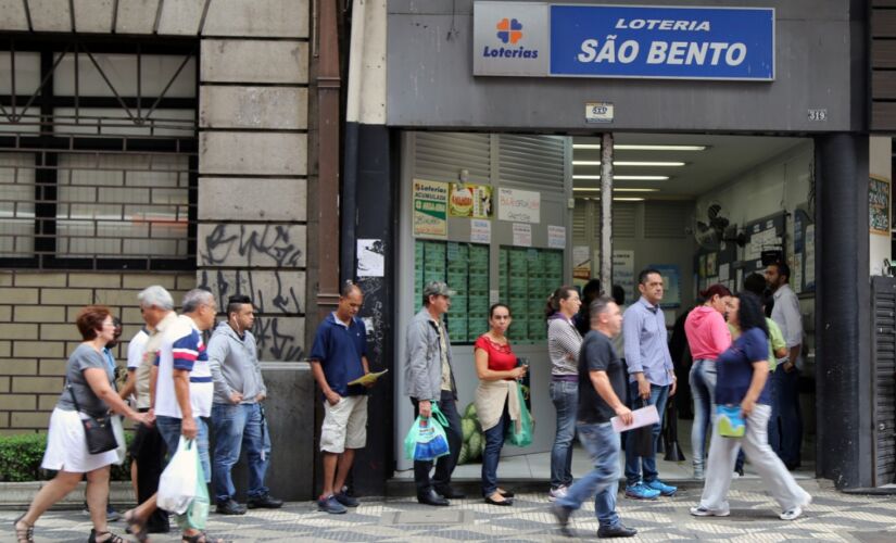 Bolsonaro afirmou que no Brasil existem mais de 12 mil casas lotéricas fechadas por decretos estaduais ou municipais