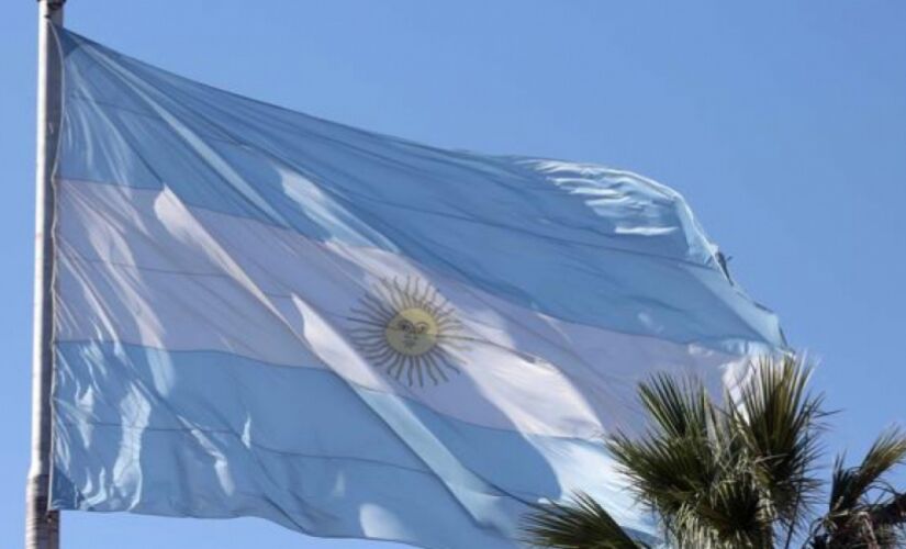 Bandeira da Argentina na Praça de Maio, em Buenos Aires