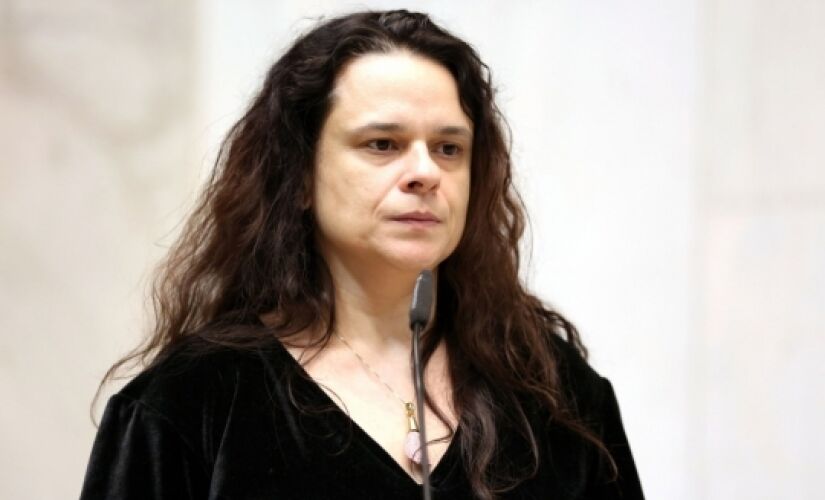 A deputada afirmou que é um erro transformar a discussão sobre como combater o coronavírus numa arena política