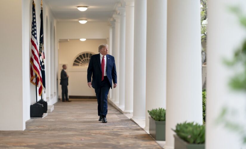 Trump explicará a prorrogação das diretrizes de permanência em casa nesta terça (31)