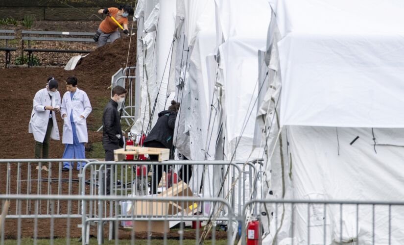 Equipes trabalham na preparação de um hospital de emergência com 68 leitos  no Central Park, em Nova York, Estados Unidos