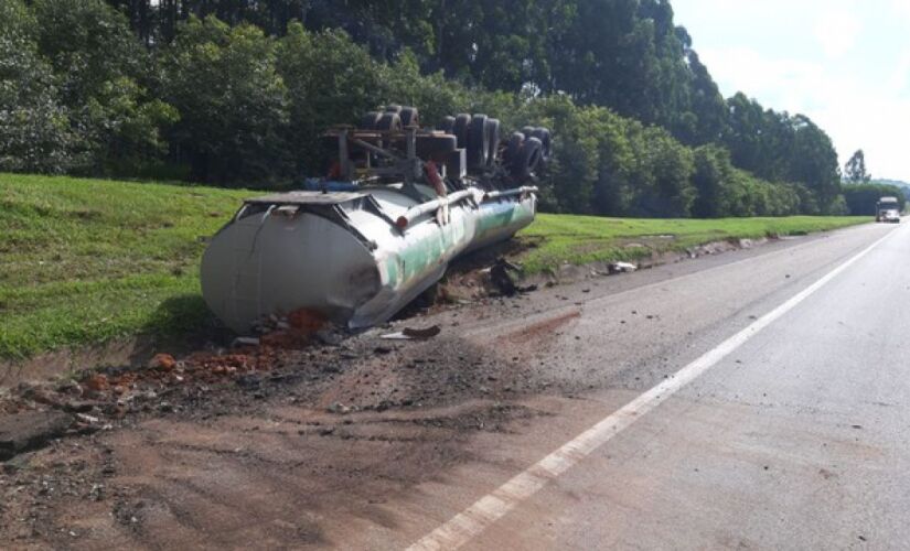 Caminhão-tanque com 45 mil litros de etanol tombou na rodovia Castello Branco, em Porto Feliz
