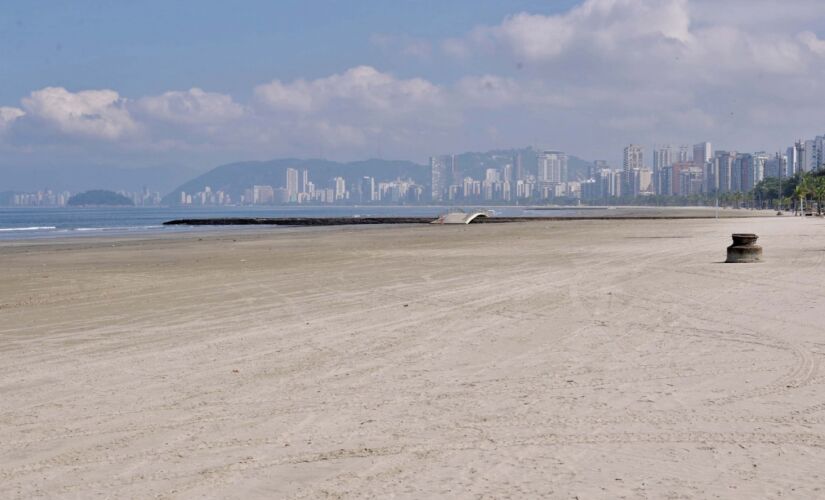 Praia de Santos vazia devido a quarentena; região do litoral conta com cerca de  900 casos suspeitos