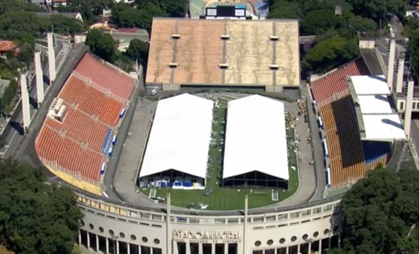 Hospital de campanha constru&iacute;do no est&aacute;dio do Pacaembu, na zona oeste da Capital