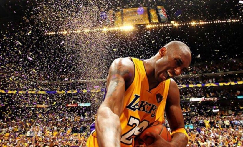 Em janeiro de 2020, Kobe Bryant e mais oito pessoas, incluindo sua filha de 13 anos, Gianna, faleceram em um acidente de helicóptero 