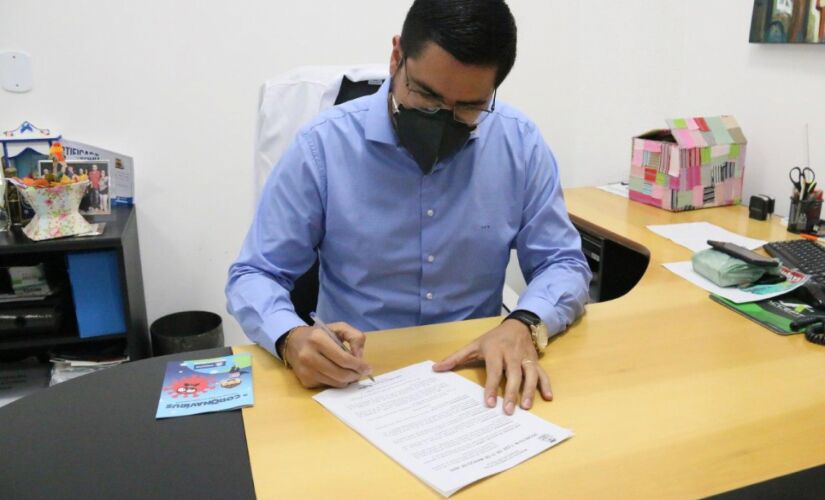 O prefeito de  Caraguatatuba, Aguilar Junior, assinou na quarta-feira o decreto 1.238 que declara estado de calamidade pública