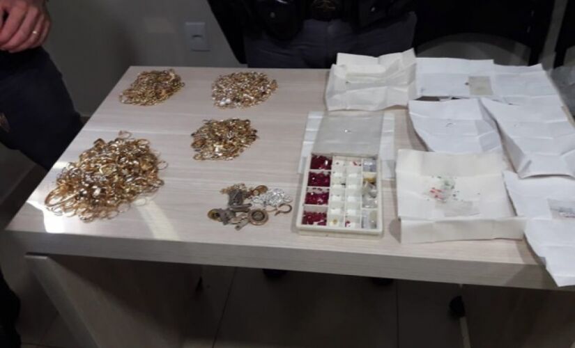 Após uma revista detalhada, a polícia encontrou 1,805 quilo de joias e pedras preciosas