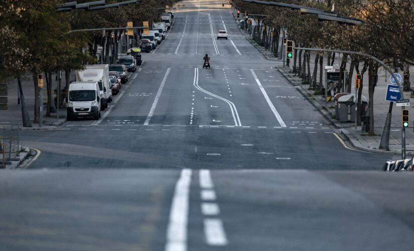 De acordo com a Comissão, a medida só terá efeito se todos os países participarem; na foto, rua em Barcelona é vista vazia 