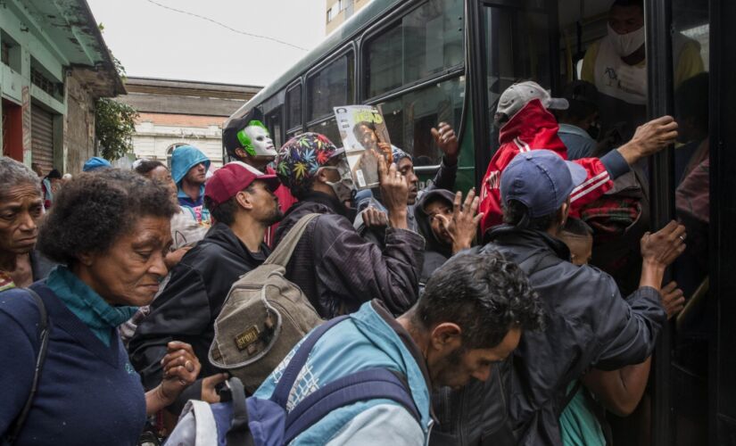  Usuários se amontoaram para entrar em ônibus da prefeitura