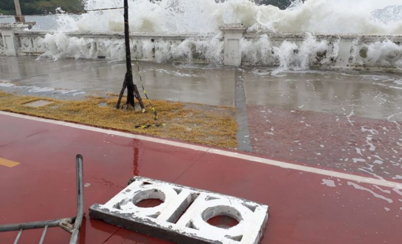 Força das ondas quebrou a mureta da orla
