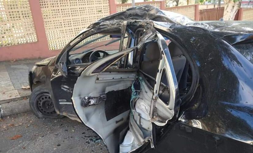 Carro bateu em uma árvore na alameda Alfredo Salvetti, no centro de São Roque; as causas ainda são desconhecidas e investigadas 