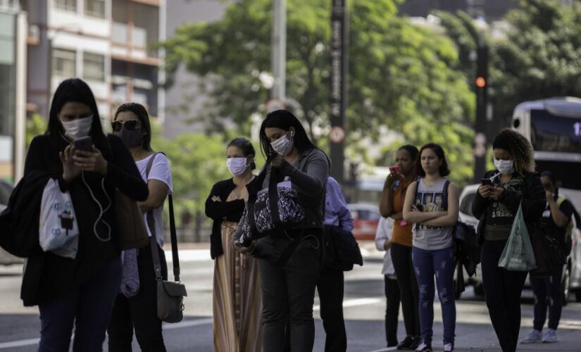 Movimentação na avenida Paulista, região central de SP; 1,3 milhão de pessoas já foram contaminadas