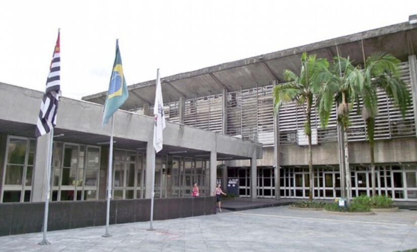 Os profissionais que forem admitidos terão o vencimento base de R$ 3.106,58 em regime de 20 a 40 horas semanais