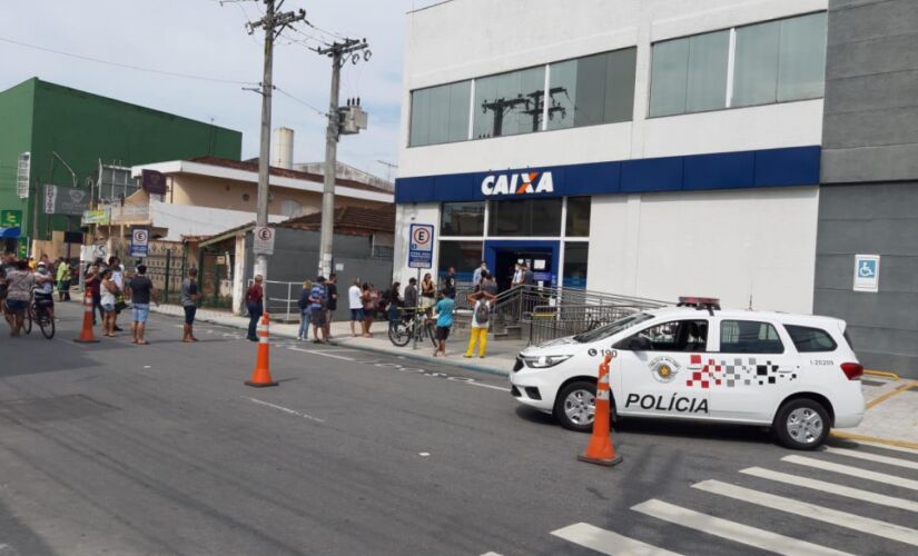 Há duas semanas, pelo menos, longas filas se foram dentro e nos quarteirões em torno do banco