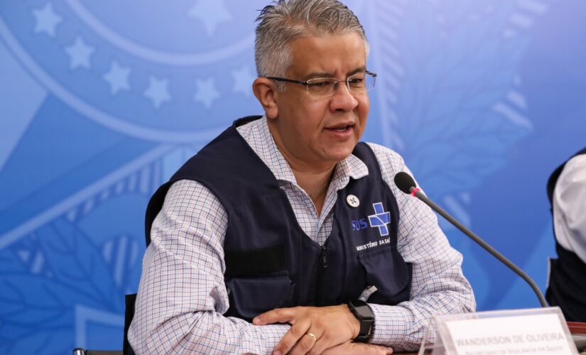 Secretário Wanderson de Oliveira em coletiva; ele pediu demissão do cargo nesta quarta-feira