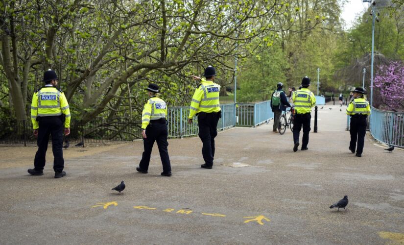 Policiais patrulham o Parque St. James, vazio, durante o confinamento devido ao surto de coronavírus, em Londres
