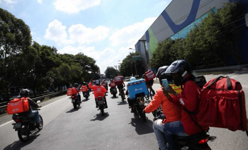 Em abril, entregadores por aplicativo fizeram protesto em São Paulo; mortes de motociclistas aumentaram na quarentena