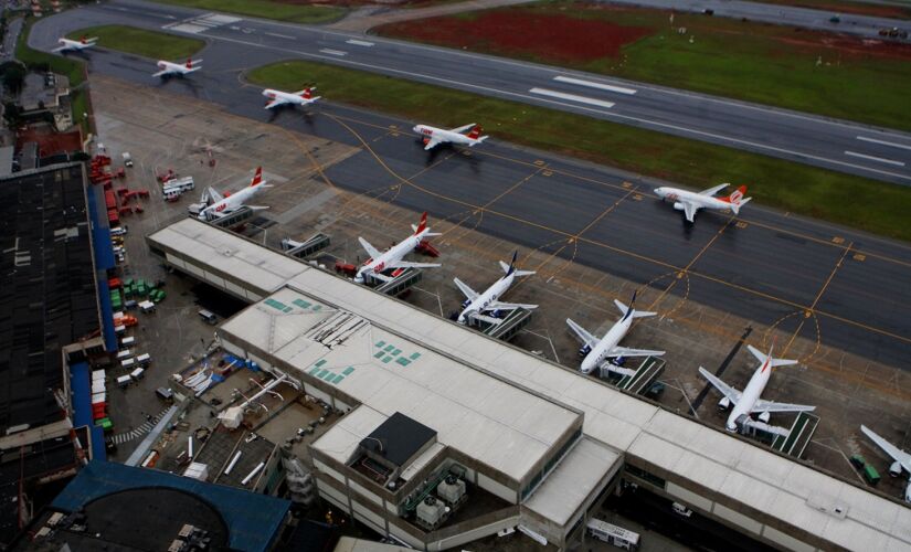 Al&eacute;m de apoiar financeiramente as a&eacute;reas, o texto permite que pilotos de avi&atilde;o e trabalhadores do setor saquem recursos do FGTS 