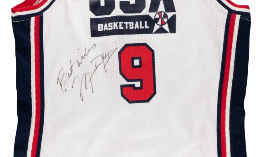 Camisa autografada pelo jogador Michael Jordan foi arrematada por US$ 216 mil, o que equivale a mais de R$ 1,1 milhão