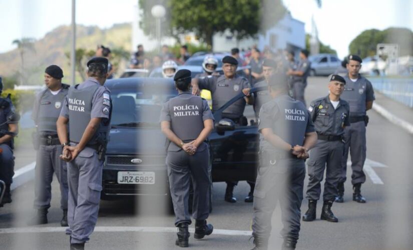 Policiais militares em grupo