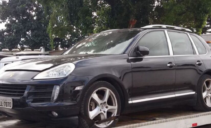A casa de leilões Kronberg tenta vender no dia 28 de abril um Porshe Cayenne S, cor preta, ano 2007, modelo 2008