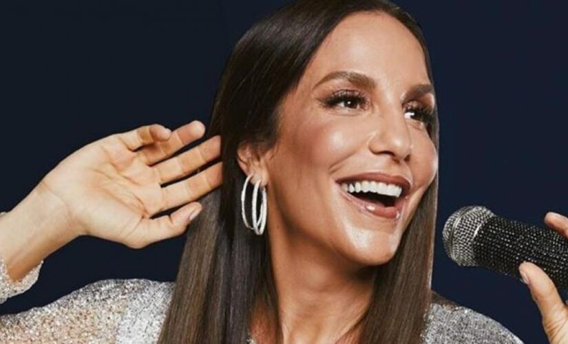 Ivete Sangalo, 47, se apresentou direto de sua casa, na noite deste sábado (25).