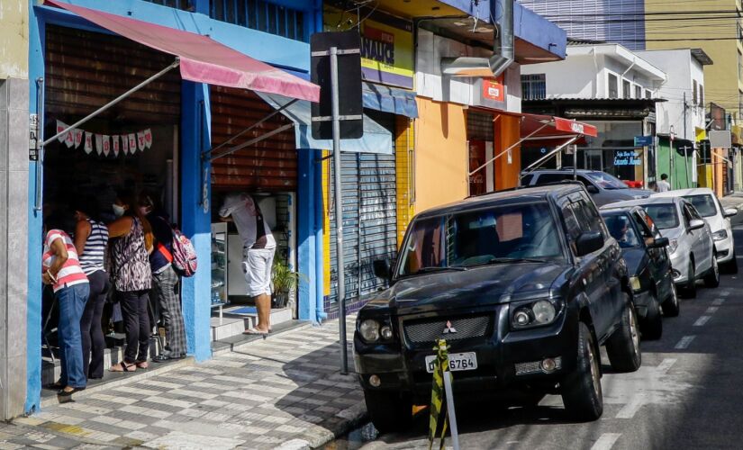 Comércios na Rua Minas Bogasian,  na região central de Osasco, na manhã desta segunda-feira
