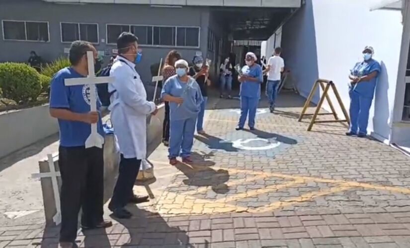 Trabalhadores da saúde protestam em frente ao Hospital do Campo Limpo, na zona sul da Capital