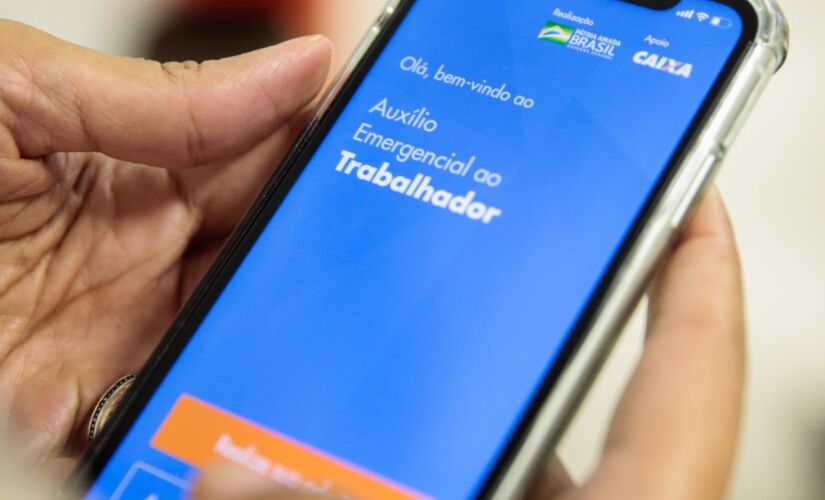 Inicialmente, os aprovados receber&atilde;o o aux&iacute;lio apenas para o pagamento de contas e para realiza&ccedil;&atilde;o de compras por d&eacute;bito ou QR code