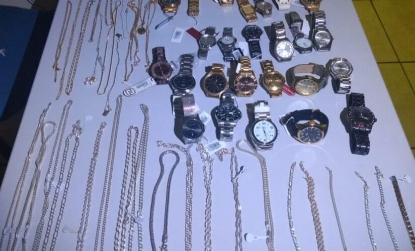 Os objetos, que somaram um valor de R$ 15 mil, foram devolvidos à vítima e os indiciados foram liberados