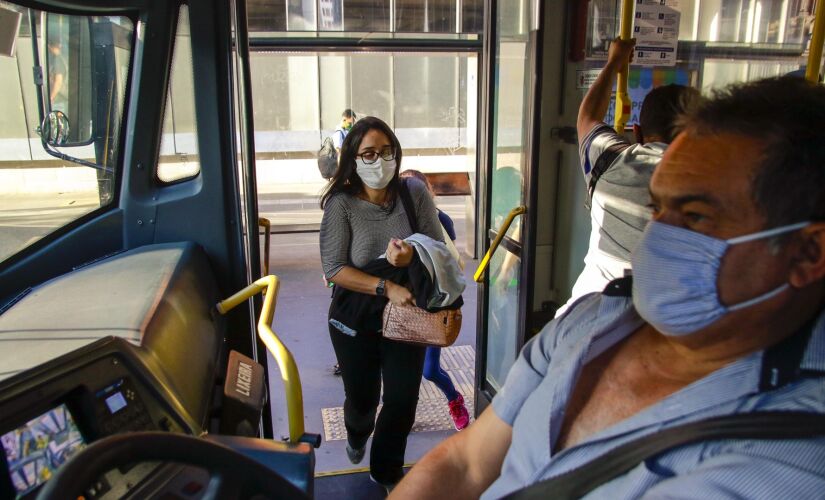 Os testes, al&eacute;m de avaliar a presen&ccedil;a de elementos f&iacute;sicos e qu&iacute;micos, v&atilde;o identificar microrganismos existentes no interior dos ve&iacute;culos