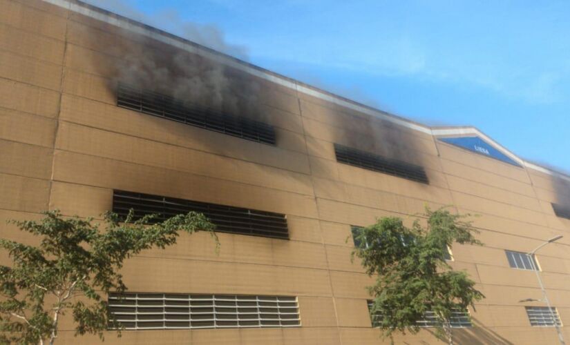 O Corpo de Bombeiros foi acionado na manhã de hoje (30) para conter o incêndio