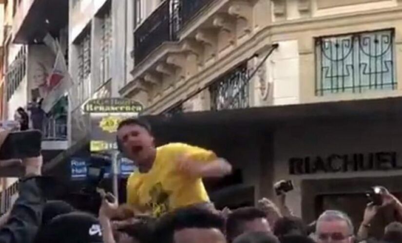 Jair Bolsonaro segundos após levar a facada durante campanha eleitoral.