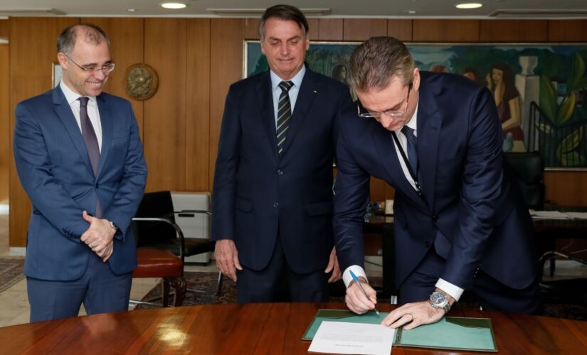 Na manhã desta segunda-feira (4), o presidente Jair Bolsonaro deu posse ao novo diretor-geral da Polícia Federal, Rolando Alexandre de Souza, no Palácio do Planalto. 